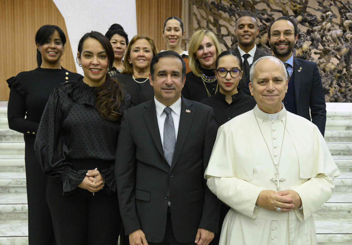 Papa León XIV bendice al embajador Víctor Suárez Díaz y su esposa por sus 25 años de matrimonio