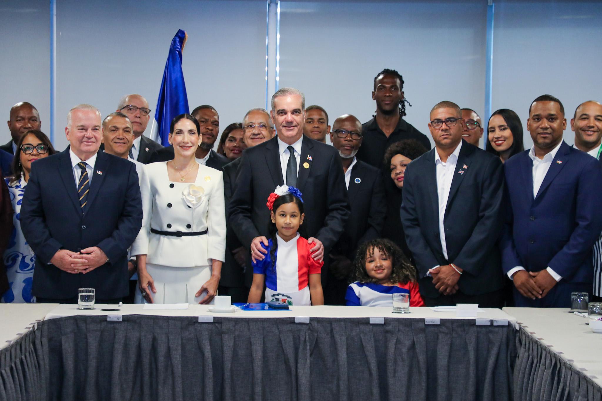 Abinader se reúne con líderes dominicanos en Chile y resalta oportunidades que se abren por las buenas relaciones con el presidente Kast