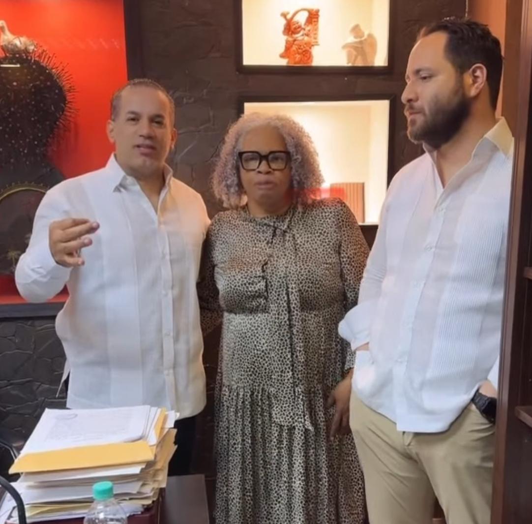 Emilio y Raeldo López agradecen a César Suarez Jr. aceptar solicitud de participación de Martha Candela en Premios Soberano