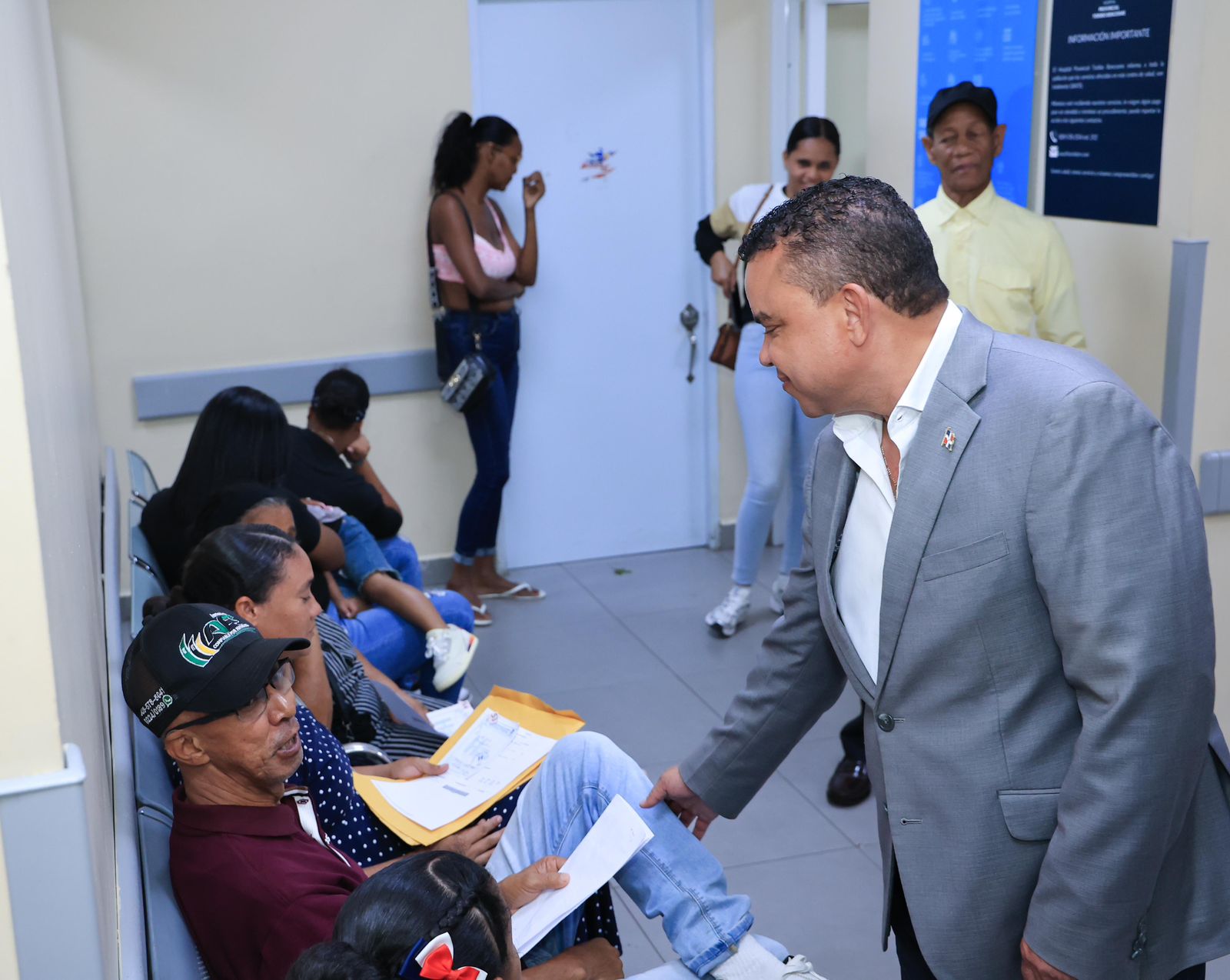 “Aquí sí están viniendo a trabajar”: ciudadanos valoran visitas sorpresa de Landrón en hospitales
