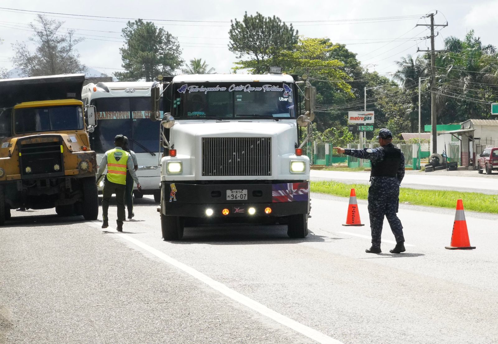 Digesett refuerza controles preventivos y retiene vehículos pesados en condiciones de riesgo en la autopista Duarte