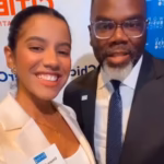 Alcalde de Chicago usa el micrófono de la cónsul Omara Corporán para inspirar a la juventud dominicana