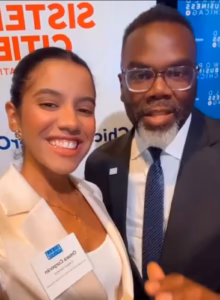 Alcalde de Chicago usa el micrófono de la cónsul Omara Corporán para inspirar a la juventud dominicana