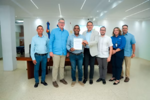 Gobierno entrega RD$30 millones en bonos para tecnificar riego a 17 productores de leche